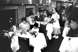昭和30年頃の食堂車.jpg